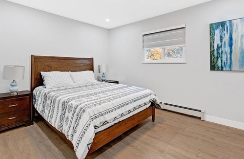 Fleetwood House | Modern luxury! 3 queen 2 king. A/C