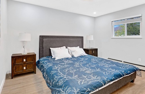 Fleetwood House | Modern luxury! 3 queen 2 king. A/C