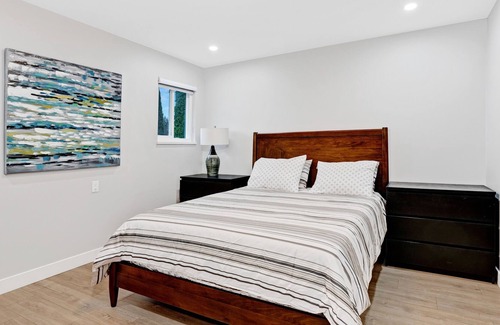 Fleetwood House | Modern luxury! 3 queen 2 king. A/C