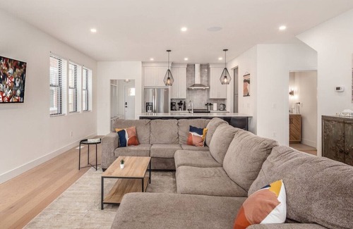 Near East Columbus House | Modern Luxury 4BR/3.5BA Oasis in Historic Old Town East PD