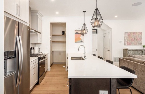 Near East Columbus House | Modern Luxury 4BR/3.5BA Oasis in Historic Old Town East PD