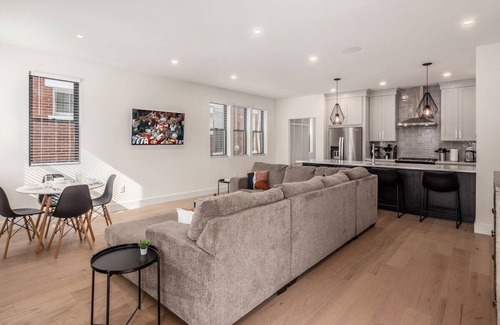 Near East Columbus House | Modern Luxury 4BR/3.5BA Oasis in Historic Old Town East PD