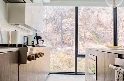 North Bergen House | Modern Luxury: 4BR Townhome + Den + NYC Views