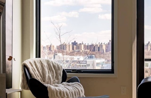 North Bergen House | Modern Luxury: 4BR Townhome + Den + NYC Views