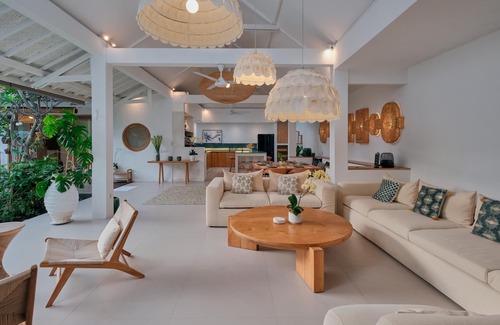 Central Seminyak Villa | Modern & Luxury 4BR Villa in Seminyak w/Fast Wifi