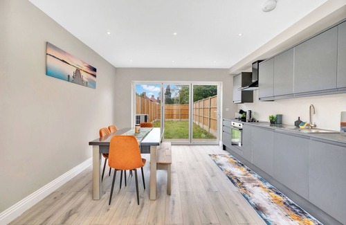 Heathrow Villages House | Modern Luxury 5 minutes from Heathrow Airport