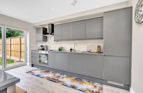 Heathrow Villages House | Modern Luxury 5 minutes from Heathrow Airport