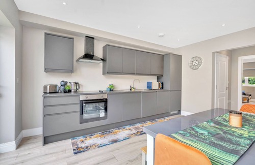 Heathrow Villages House | Modern Luxury 5 minutes from Heathrow Airport