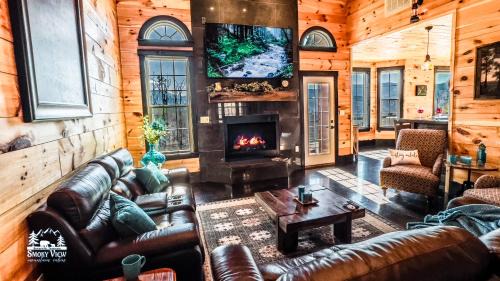 Gatlinburg - Pigeon Forge House | Modern Luxury-6 Bed 5 Bath CABIN AMAZING LOCATION & PRIVACY! -4 Miles to Gatlinburg-7 to Dollywood-Hot Tub-Fireplace-King Suits-Theater-Grill-Free Parking for 10 Vehicles-Fire pit-Fully Stocked Kitchen-"Smoky View Cabin"