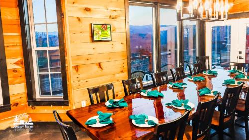 Gatlinburg - Pigeon Forge House | Modern Luxury-6 Bed 5 Bath CABIN AMAZING LOCATION & PRIVACY! -4 Miles to Gatlinburg-7 to Dollywood-Hot Tub-Fireplace-King Suits-Theater-Grill-Free Parking for 10 Vehicles-Fire pit-Fully Stocked Kitchen-"Smoky View Cabin"