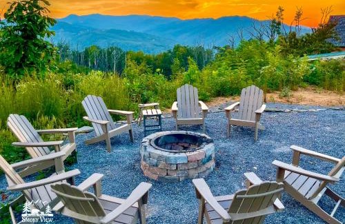 Gatlinburg - Pigeon Forge House | Modern Luxury-6 Bed 5 Bath CABIN AMAZING LOCATION & PRIVACY! -4 Miles to Gatlinburg-7 to Dollywood-Hot Tub-Fireplace-King Suits-Theater-Grill-Free Parking for 10 Vehicles-Fire pit-Fully Stocked Kitchen-"Smoky View Cabin"
