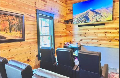 Gatlinburg - Pigeon Forge House | Modern Luxury-6 Bed 5 Bath CABIN AMAZING LOCATION & PRIVACY! -4 Miles to Gatlinburg-7 to Dollywood-Hot Tub-Fireplace-King Suits-Theater-Grill-Free Parking for 10 Vehicles-Fire pit-Fully Stocked Kitchen-"Smoky View Cabin"
