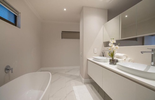 Steenberg Estate House | Modern luxury 6 bedroom home in Constantia