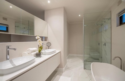 Steenberg Estate House | Modern luxury 6 bedroom home in Constantia