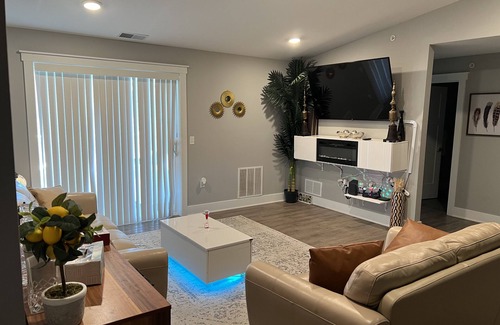 Kentwood Apartment | Modern Luxury Apartment near GRR Airport, Woodland Mall, 10 miles to GR downtown