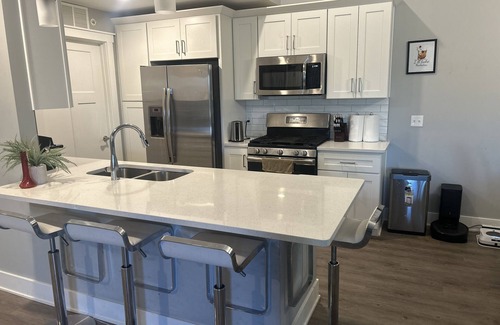 Kentwood Apartment | Modern Luxury Apartment near GRR Airport, Woodland Mall, 10 miles to GR downtown
