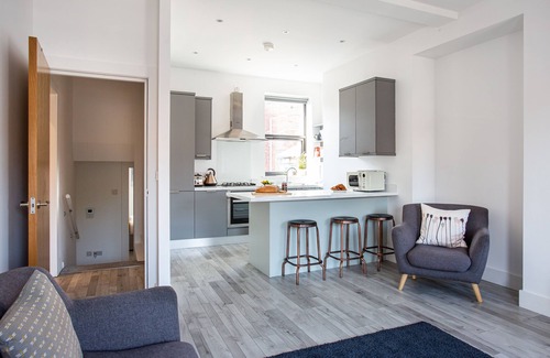 Ormeau Apartment | Modern Luxury Apartment, Sleeps 6, Best Location