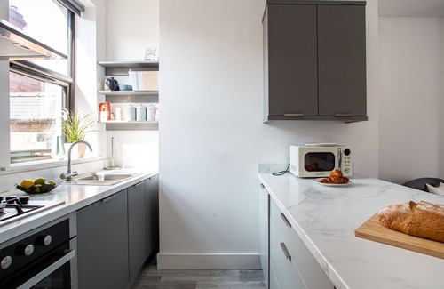 Ormeau Apartment | Modern Luxury Apartment, Sleeps 6, Best Location
