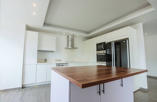 Labone Apartment | Modern Luxury Apartment in the heart of Accra - balcony, pool and gym access