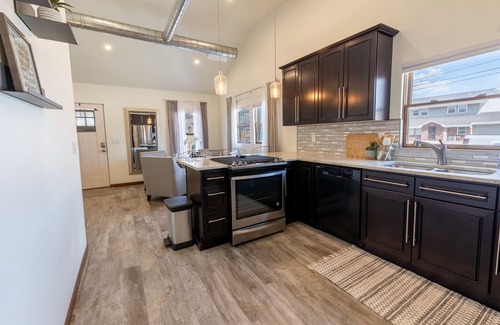 Rapid City House | Modern Luxury Bungalow DT - Comfort, Coffee, Wine, Beer, Restaurants and More!