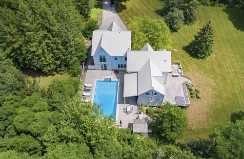 The Blue Mountains House | Modern Luxury Farmhouse - Seasonal/Monthly rental only