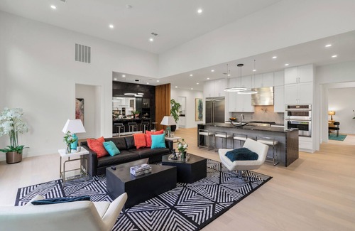 Northwest Dallas House | Modern Luxury Family Retreat - Relax, Induldge and Enjoy the City with Style