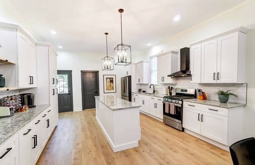 East Walnut HIlls House | Modern Luxury Home: 7 Mins From Downtown-Sleeps 12