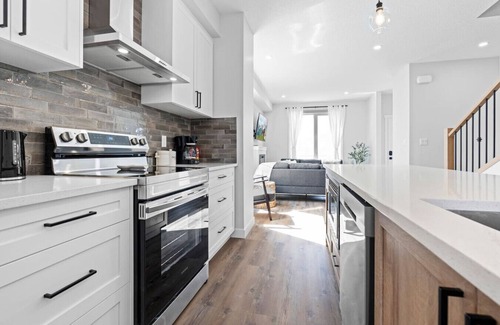 Jasper Place House | Modern Luxury Home - King Bed Arcade WEM A/C