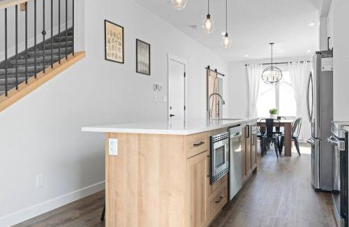 Jasper Place House | Modern Luxury Home - King Bed Arcade WEM A/C