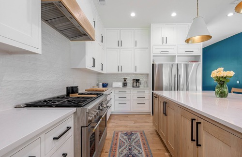 Richardson House | Modern Luxury Home on .5 Acres 30 Min. from FIFA WORLD CUP Stadium - sleeps 15!