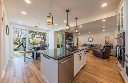 Hutto House | Modern luxury home - on 1/2 acre near Kalahari