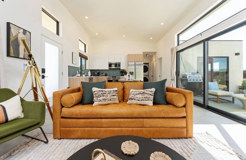 Joshua Tree House | Modern luxury/hot tub/75" tv/bbq/views