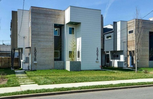 Chestnut Hill House | Modern Luxury + Hot Tub | Near Broadway