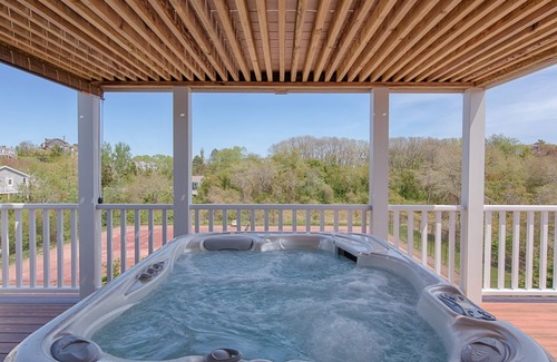 Provincetown House | Modern Luxury In Provincetown With Amenities Galor ~ Hot Tub!