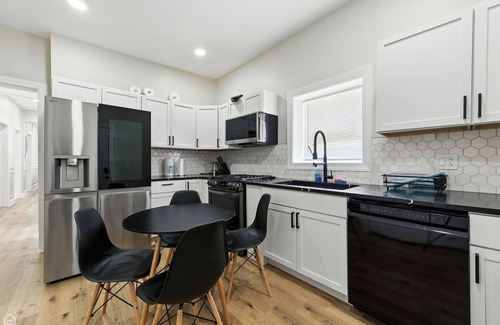 Fuller Park Apartment | Modern Luxury Near the Loop