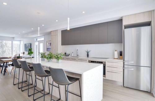 Gravenhurst House | Modern Luxury Resort Villa on Muskoka Bay Golf Course - 5 min from Lake Muskoka!
