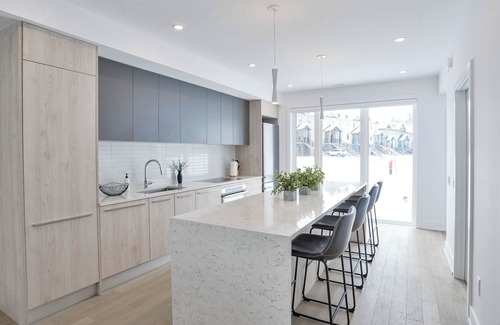 Gravenhurst House | Modern Luxury Resort Villa on Muskoka Bay Golf Course - 5 min from Lake Muskoka!