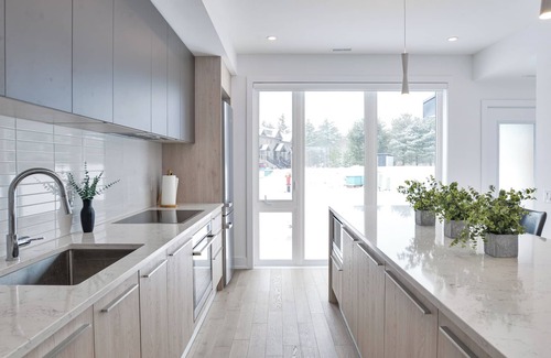 Gravenhurst House | Modern Luxury Resort Villa on Muskoka Bay Golf Course - 5 min from Lake Muskoka!