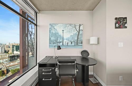 Gastown House | Modern Luxury Retreat in Vibrant Gastown with Parking