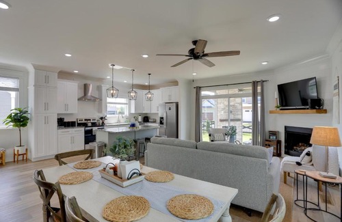 Winchester House | Modern Luxury Retreat Walk to Tims Ford Lake!