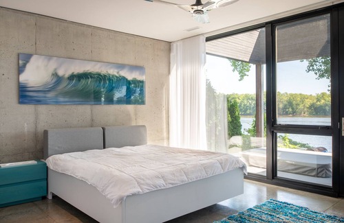 La Crescent House | Modern Luxury River Home