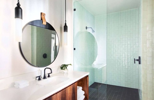 Downtown Seattle Hotel | Modern Luxury Seattle Retreat! Close to Seattle Space Needle, Onsite Restaurant