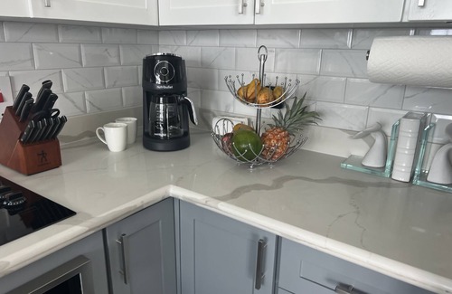 Little Bay House | Modern Luxury TH, 24 Hrs Sec Gated Comm, PVT Beach, Pool, Ocean Front, WI-FI, AC