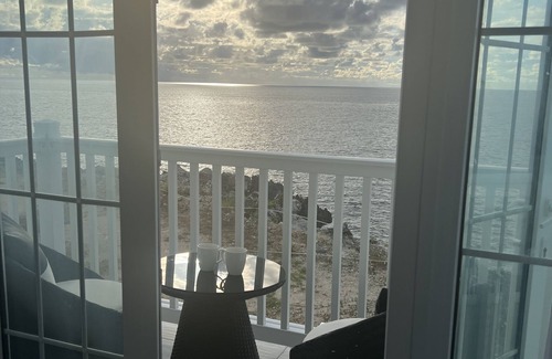 Little Bay House | Modern Luxury TH, 24 Hrs Sec Gated Comm, PVT Beach, Pool, Ocean Front, WI-FI, AC