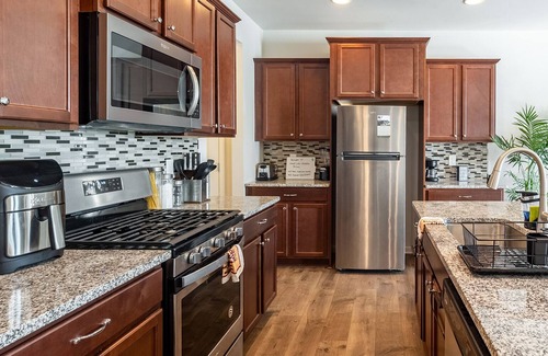 Austell House | Modern Luxury Townhouse near Six Flags & Braves Stadium