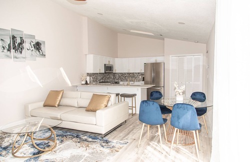 Wellington Villa | Modern Luxury Villa w/Heated pool & patio -6 min from WEF