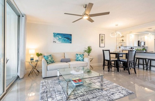 Jupiter Bay Condo | Modern Luxury, Waterfall, Pool, 1/2 mile to Beach