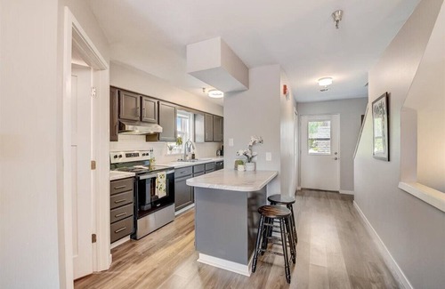 Regent Condo | Modern Madison Condo off University Ave with Private Garage Parking