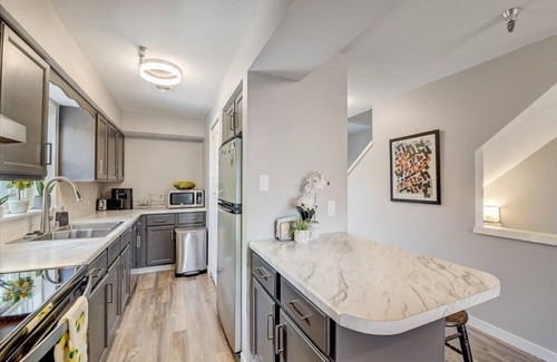 Regent Condo | Modern Madison Condo off University Ave with Private Garage Parking