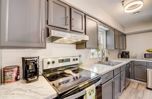 Regent Condo | Modern Madison Condo off University Ave with Private Garage Parking